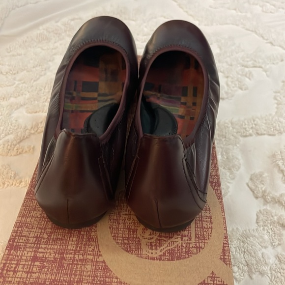 Born Julianne Flat Slip on Shoes Burgundy Size 8.5 M - Picture 3 of 5